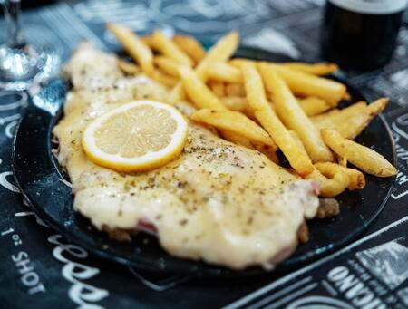 Platos de la parrilla El Tano. Foto: Instagram el_tano_debenedetti.