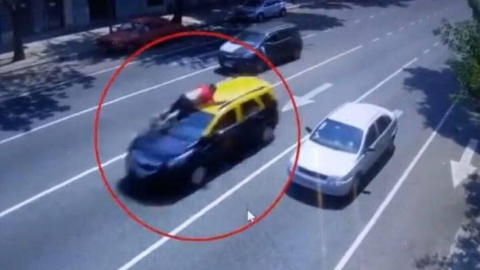 Robó a un taxista, lo llevó a toda velocidad en el capó: chocó y lo mató