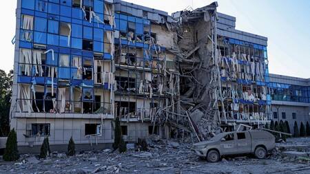 Un edificio de oficinas de FSD destruido en medio de un ataque ruso con misiles. Foto: Reuters.