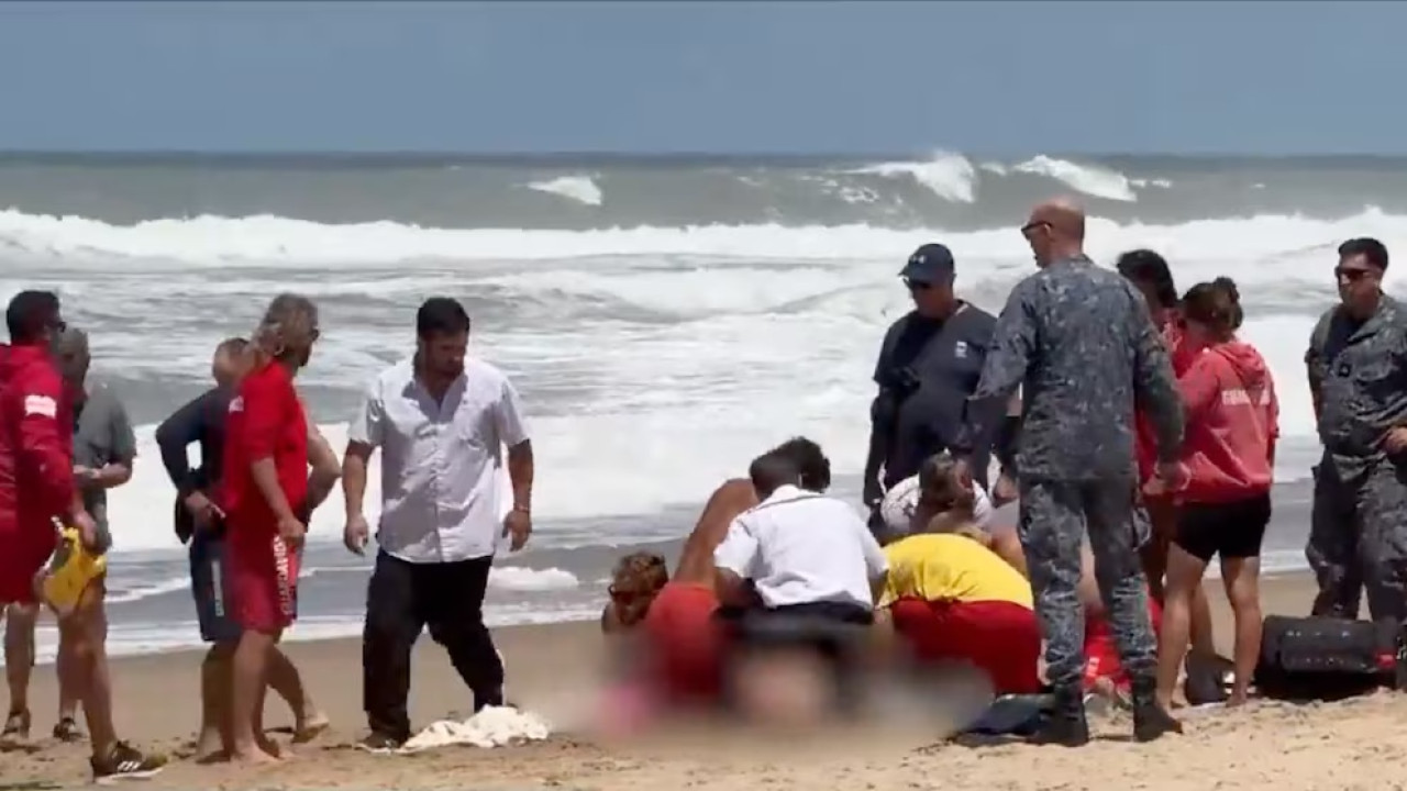 Momento del rescate del hombre en Punta del Este. Fuente: Gentileza  Telemundo Canal 12