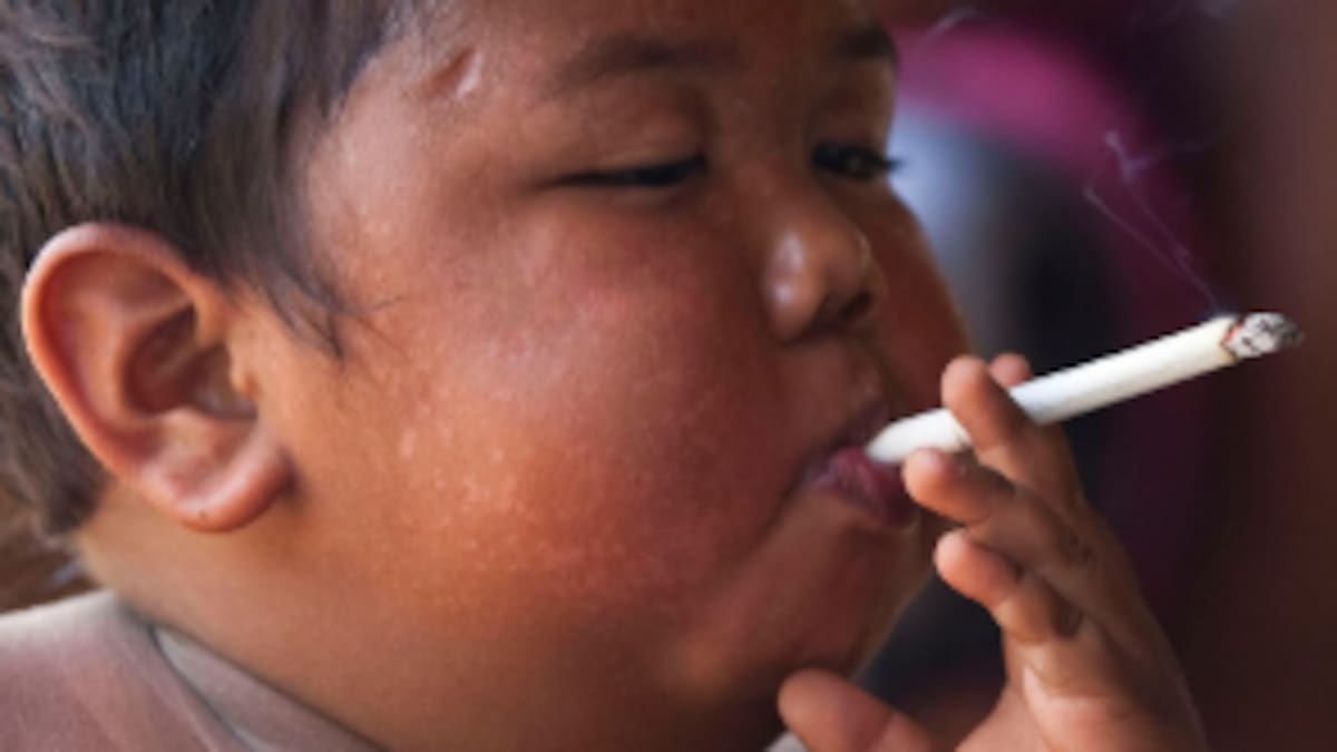 Ardi Rizal, el niño fumador de dos años que impactó al mundo.