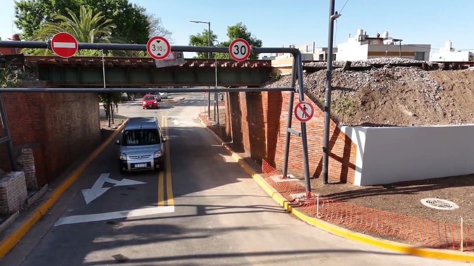 Nuevo cruce peatonal en Av. del Fomentista y la intersección de las vías del FFCC Mitre - J. L. Suárez, en Villa Pueyrredón.