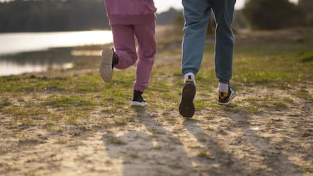 Caminar, caminata. Foto: Freepik.