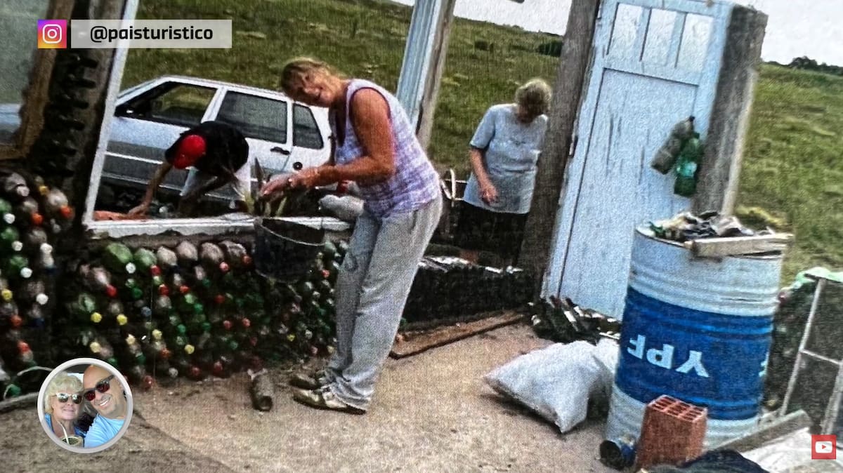 Con ingenio, materiales reciclados y una historia de esfuerzo, convirtió un terreno de la Costa Atlántica en una casa única construida con miles de botellas.