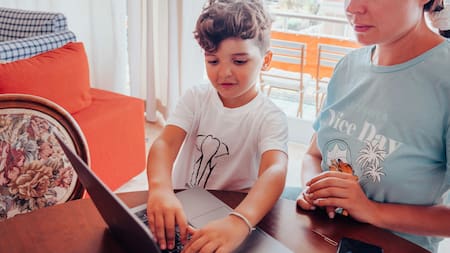 Niños, computadora, tecnología. Foto: Pexels.