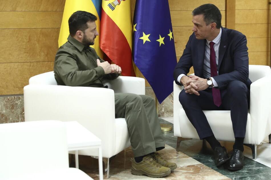 Volodimir Zelenski y Pedro Sánchez en la cumbre de la Comunidad Política Europea. Foto: EFE.