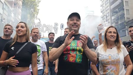Gustavo Menéndez, intendente de Merlo, dijo presente en la marcha del Día de la Memoria