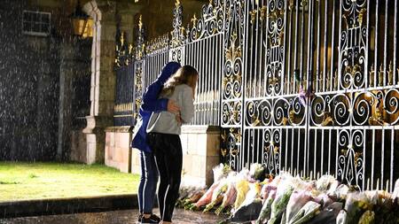 Los ramos de flores en el Palacio de Buckingham. Foto: Reuters.