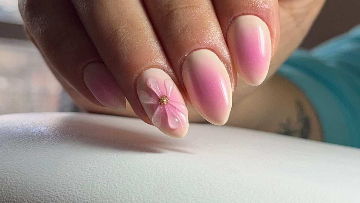 Uñas con flores en 3D y efecto aura.