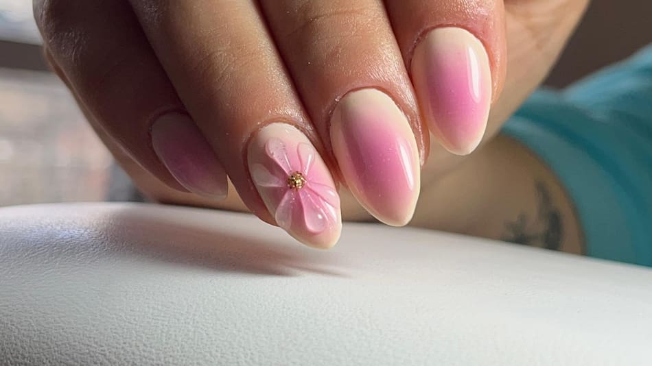 Uñas con flores en 3D y efecto aura.