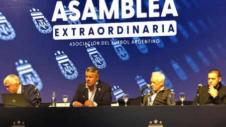 Claudio Tapia y los dirigentes de la AFA. Foto: Twitter @afa
