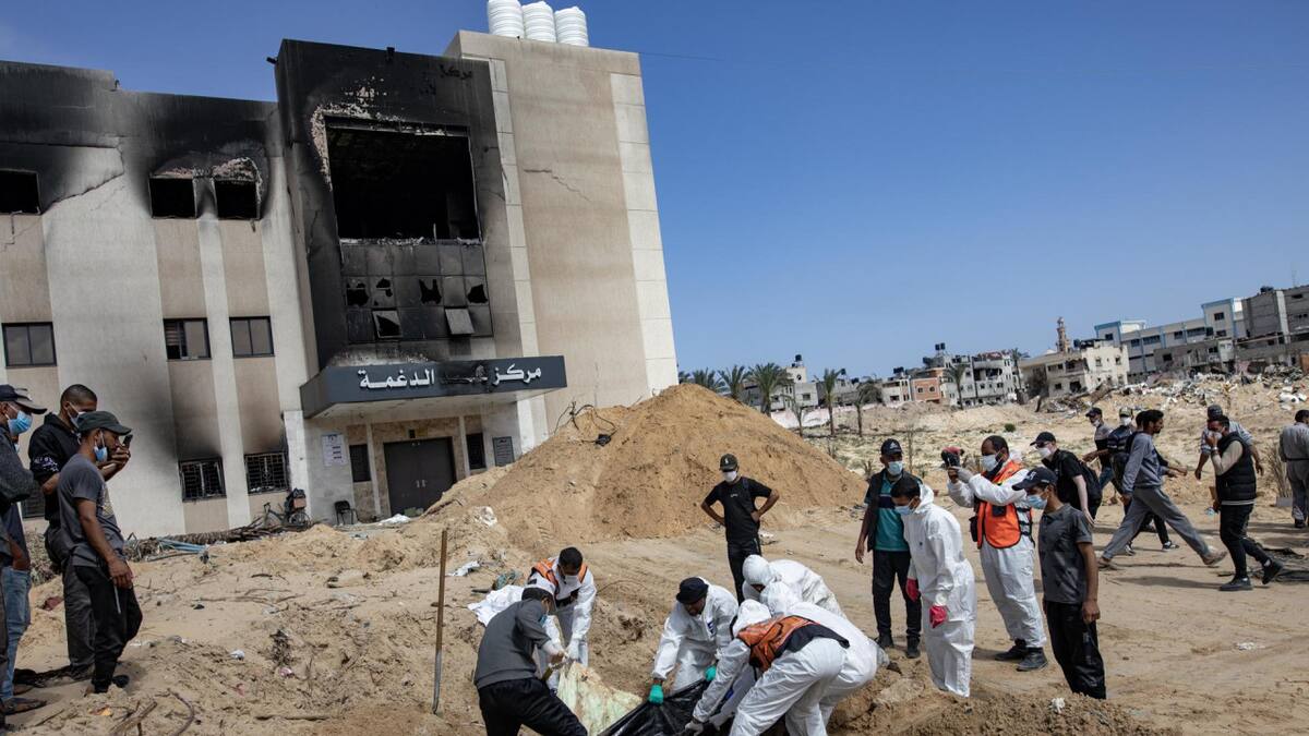 Encuentran una fosa común en Jan Yunis, Franja de Gaza. Foto: EFE