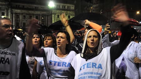 Protesta de docentes frente al Congreso