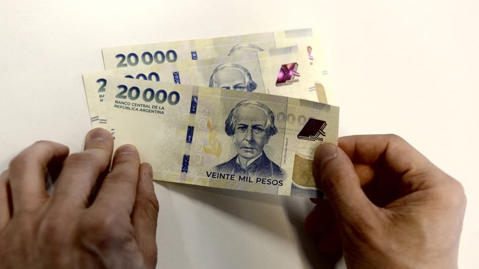 ¿Qué hay que hacer si el cajero automático da un billete manchado? Foto: NA/Damian Dopacio.