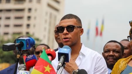 Kylian Mbappé en Camerún. Foto: REUTERS.