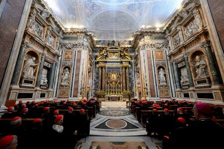 Cardenales en la Basílica de Santa María Mayor. Foto: Reuters (Francesco Sforza)