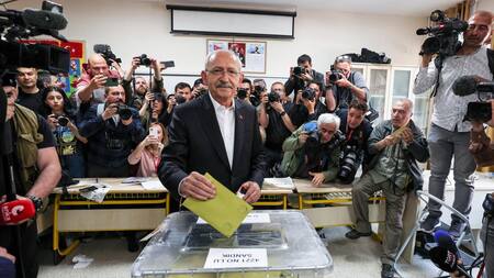 Principal candidato de la oposición a Erdogan votando en las elecciones de Turquía. Foto: Reuters.
