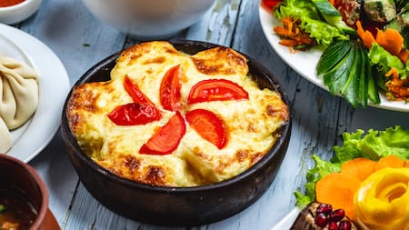 Provoleta rellena de tomates secos y albahaca.