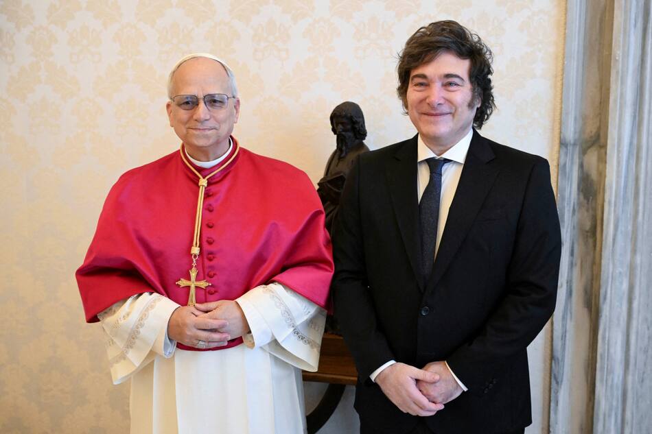Javier Milei junto a León XIV en el Vaticano. Foto: REUTERS.