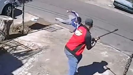 Furia y muerte en sesenta segundos: un hombre discutió con un vecino y lo asesinó a fierrazos