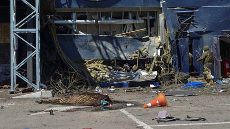 Después de ataque ruso, se declara 58 horas de toque de queda en Jersón. Foto: Reuters.