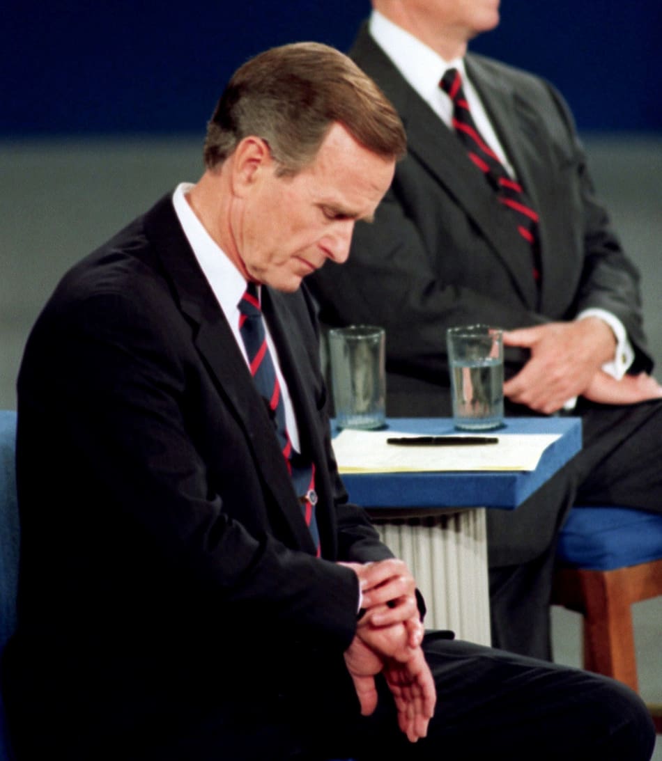 George H. W. Bush en 1992 miró su reloj varias veces para saber cuanto tiempo restaba. Foto, Twitter: @UberCitizen