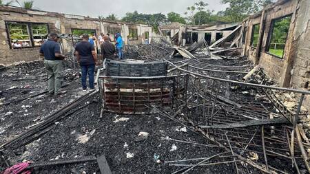 La escuela incendiada en Guyana, donde fallecieron 19 menores de edad. Foto: Reuters.