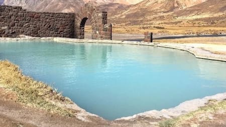 El hotel abandonado en plena Cordillera de los Andes con aguas termales de un celeste hipnótico: un ícono mundial que quedó en el olvido
