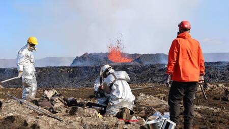 Vulcanólogos y geoquímicos preparándose para tomar muestras de lava en la península de Reykjanes (Islandia). Foto: EFE.