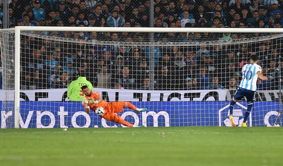 El penal que le contuvo Sergio Romero a Leonardo Sigali. Foto: Télam.