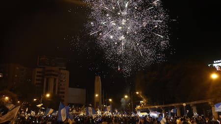 Seguidores del presidente electo de Guatemala, Bernardo Arévalo, celebran el resultado de las elecciones. Foto: EFE.