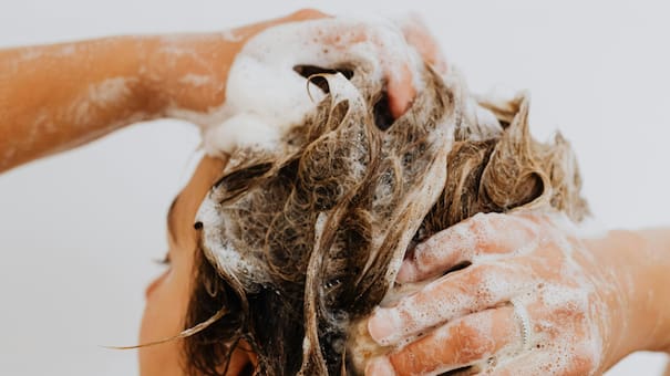 Por qué conviene usar más de un shampoo después de los 50: la clave para un pelo más fuerte y brillante