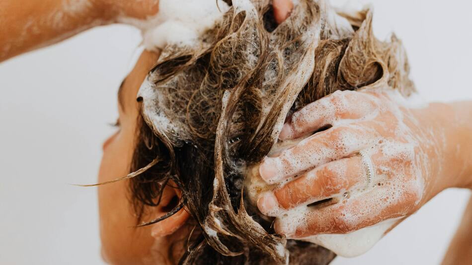 ANMAT prohibió la venta de una marca de productos para el cabello. Foto: Pexels.