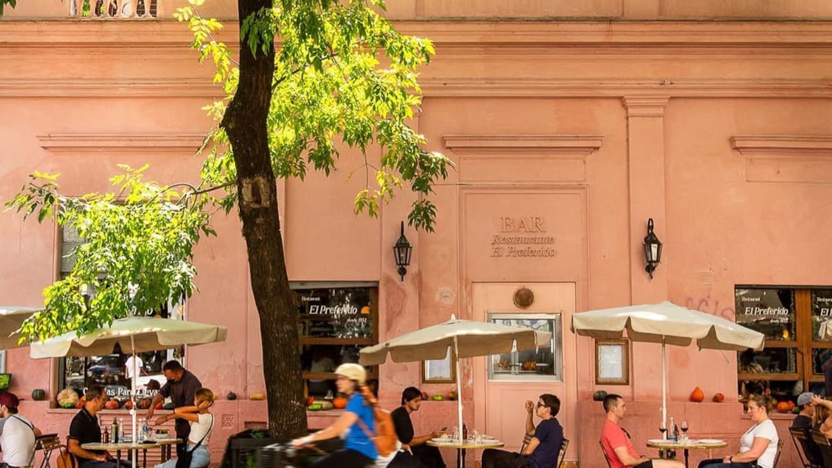 Detrás de su histórica fachada rosada se esconde uno de los bodegones más buscados de CABA