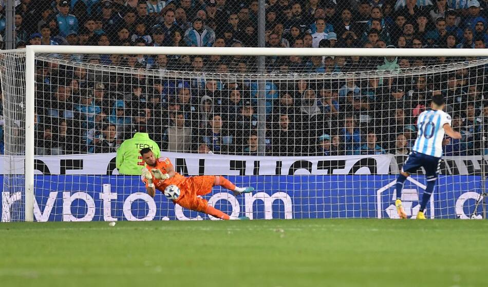 El penal que le contuvo Sergio Romero a Leonardo Sigali. Foto: Télam.