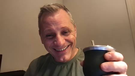 Viggo Mortensen tomando mate. Foto: redes sociales.