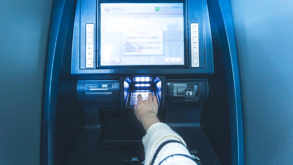 Alerta por nueva modalidad de estafa en cajeros automáticos.