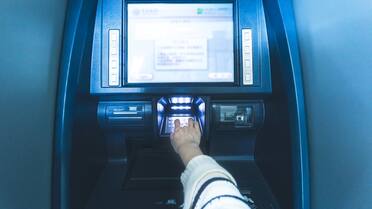 Estafa en los cajeros automáticos: nunca pongas la tarjeta sin antes hacer esto