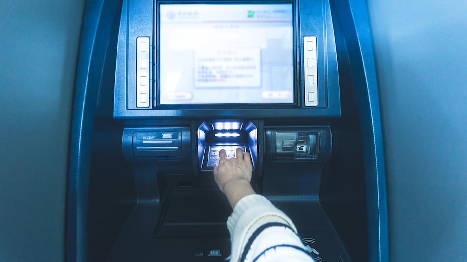 Alerta por nueva modalidad de estafa en cajeros automáticos.