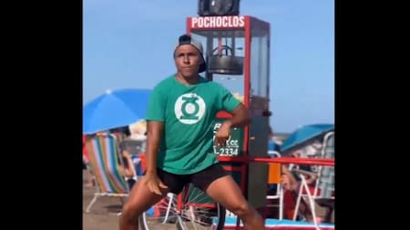 Vendedor de pochoclos bailarín en La Costa. Foto: NA.