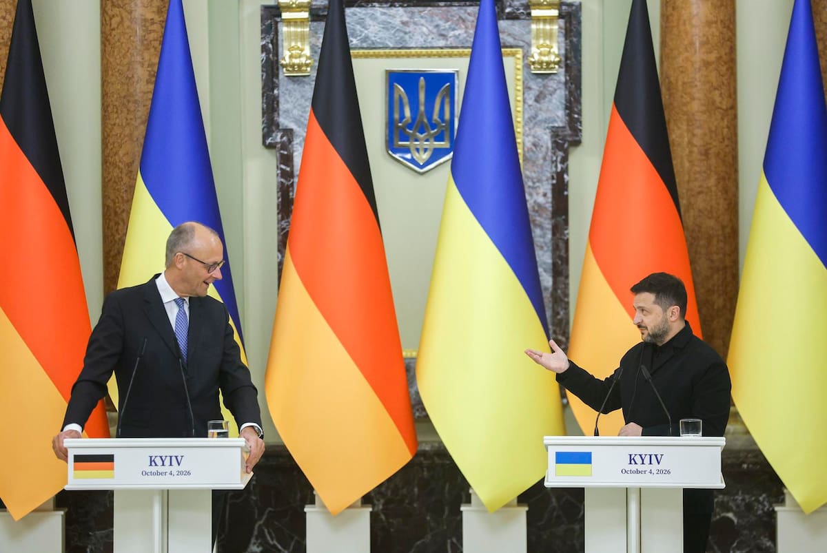 El canciller alemán, Friedrich Merz, y el presidente de Ucrania, Volodymyr Zelensky, participan de una conferencia de prensa conjunta en el Palacio Mariinskyi de Kiev, Ucrania, este domingo 4 de octubre de 2026.
