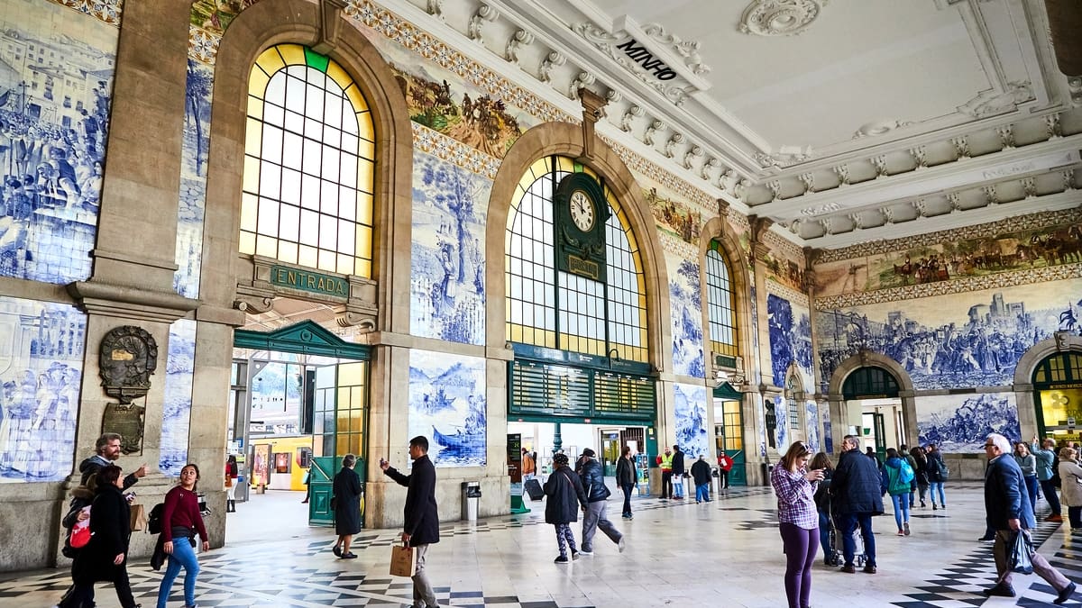 Cuenta la historia de Portugal y tiene más de 20.000 azulejos pintados a mano: así es la bonita estación de São Bento