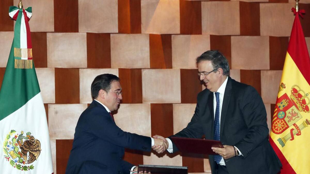 El ministro español de Asuntos Exteriores, José Manuel Albares (i), y el canciller mexicano, Marcelo Ebrard (d), efe