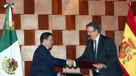 El ministro español de Asuntos Exteriores, José Manuel Albares (i), y el canciller mexicano, Marcelo Ebrard (d), efe