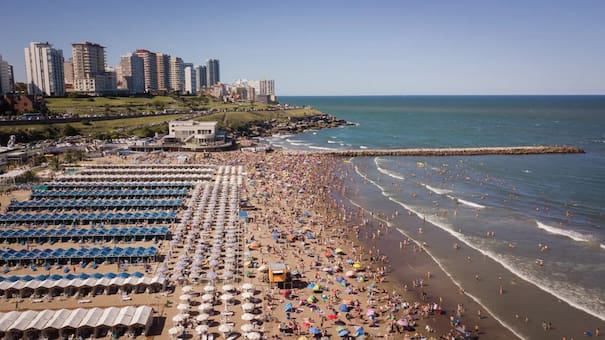 Una comerciante afirma que gana $500.000 por día en las playas de Mar del Plata: qué productos vende