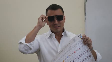 Lentes oscuros y camisa arremangada: así votó Daniel Noboa. Foto: EFE.