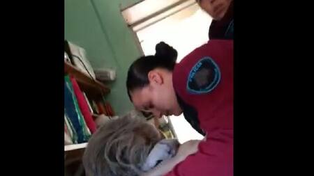 Rescate de abuela en Nueva Pompeya. Foto: captura de video NA.