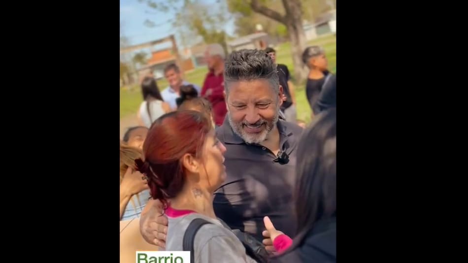 Gustavo Menéndez encabezó recorrida por el barrio Campanillas de Merlo. Foto: Captura de video.