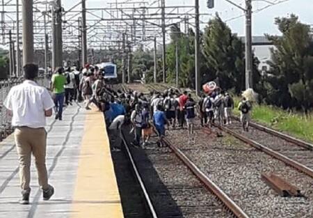 Caos en el tren Roca por corte de vías en Avellaneda