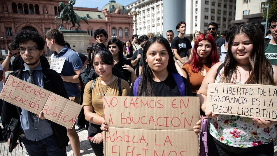 Manifestaciones de docentes y alumnos universitarios por falta de financiamiento y bajos salarios.